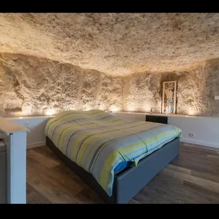 Maison Troglodyte アパート ポアティエ